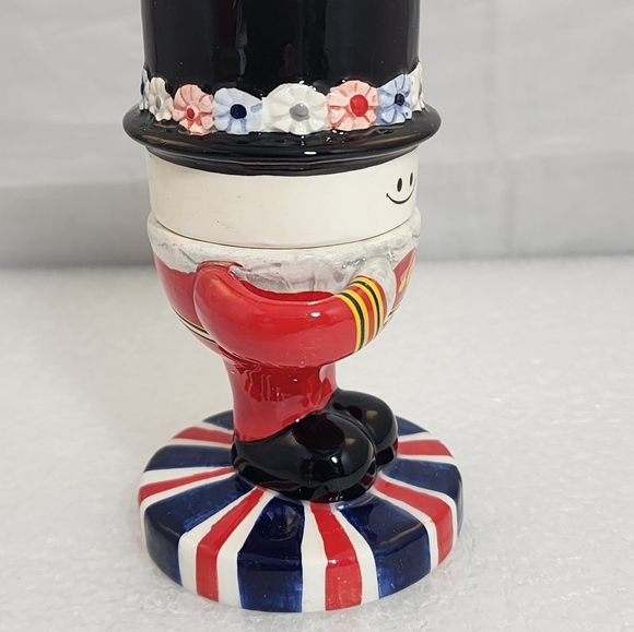 Beefeater Ceramic Egg Cup with Spoon & Salt Shaker - Picture 5 of 12